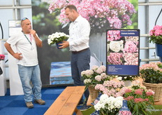 Stefan Laridon van Hortinno druk in gesprek met een klant.